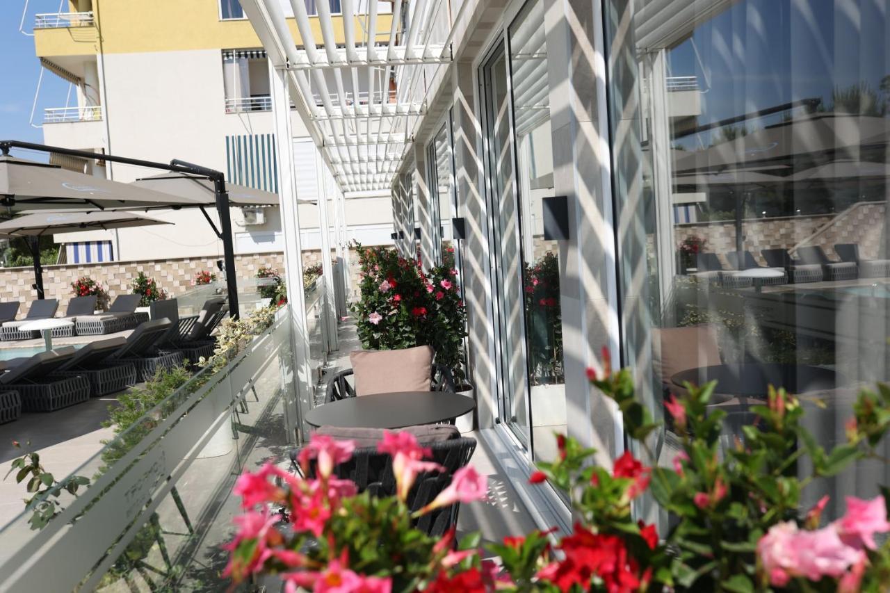 Comfort Suites Golem  Bagian luar foto