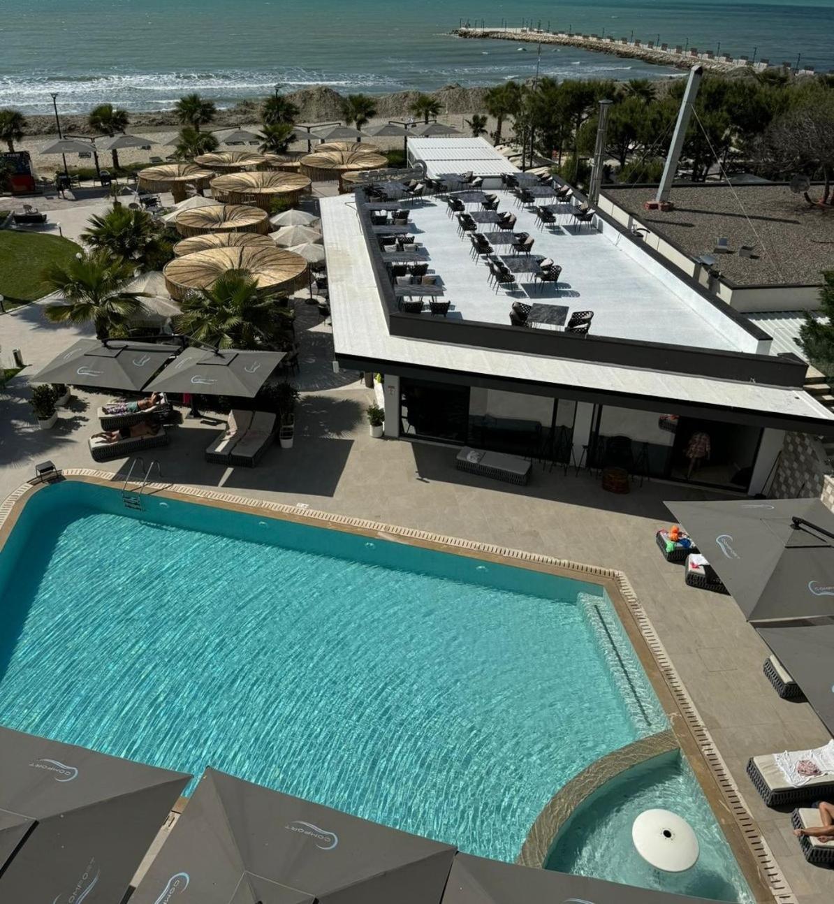 Comfort Suites Golem  Bagian luar foto