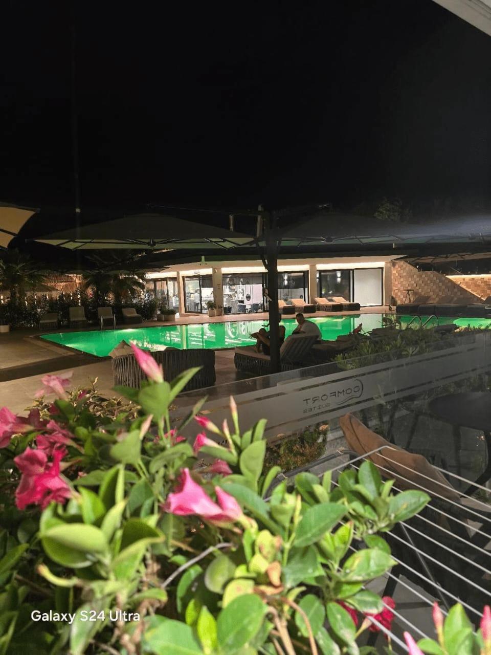 Comfort Suites Golem  Bagian luar foto