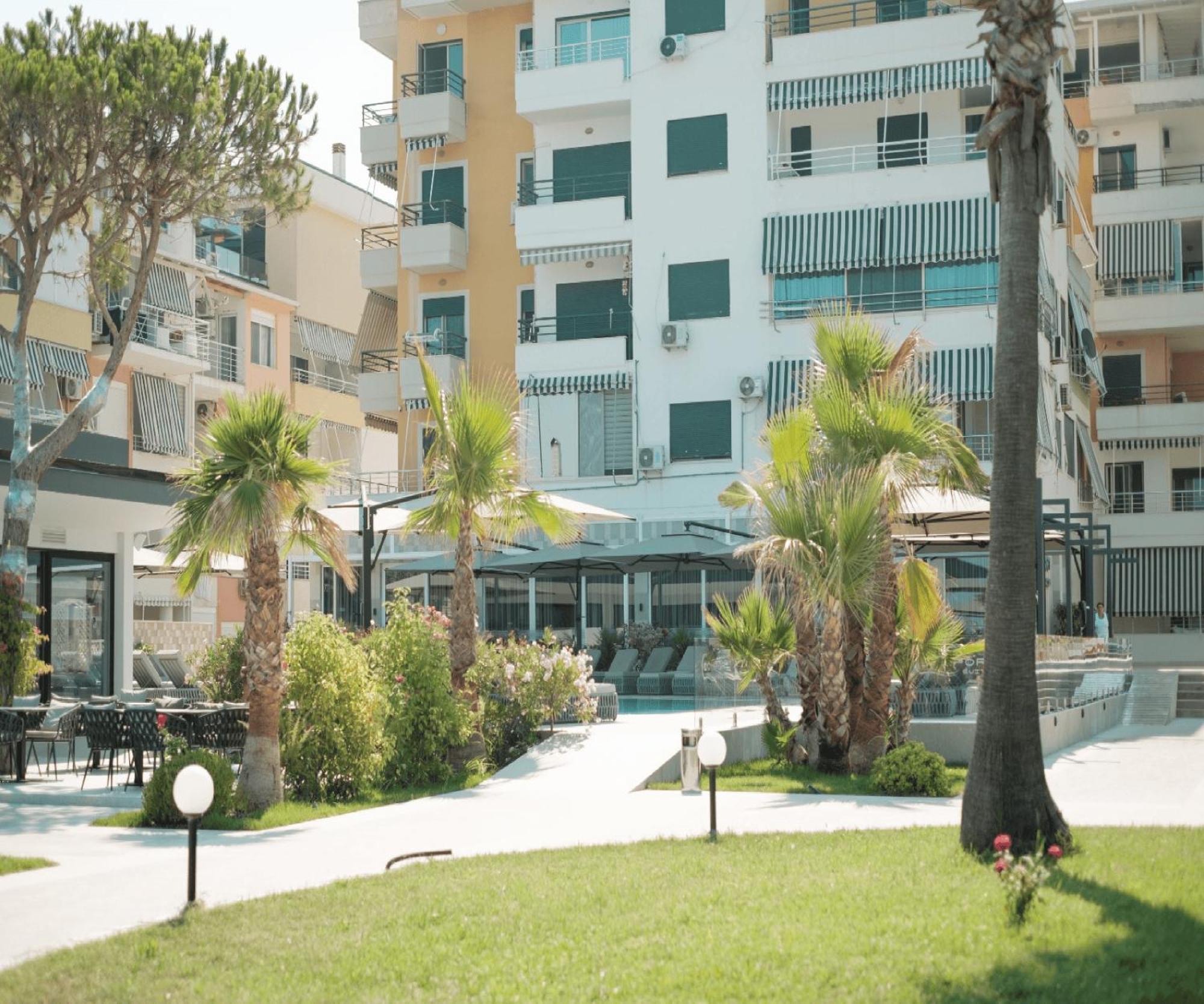 Comfort Suites Golem  Bagian luar foto
